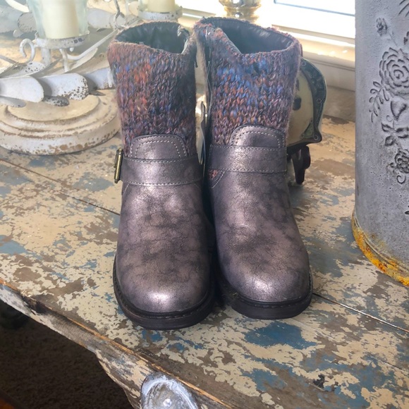 Muk Luks water resistant shimmery mauve boots NWT